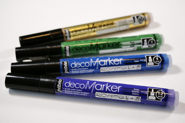 What is the difference between acrylic markers and regular markers